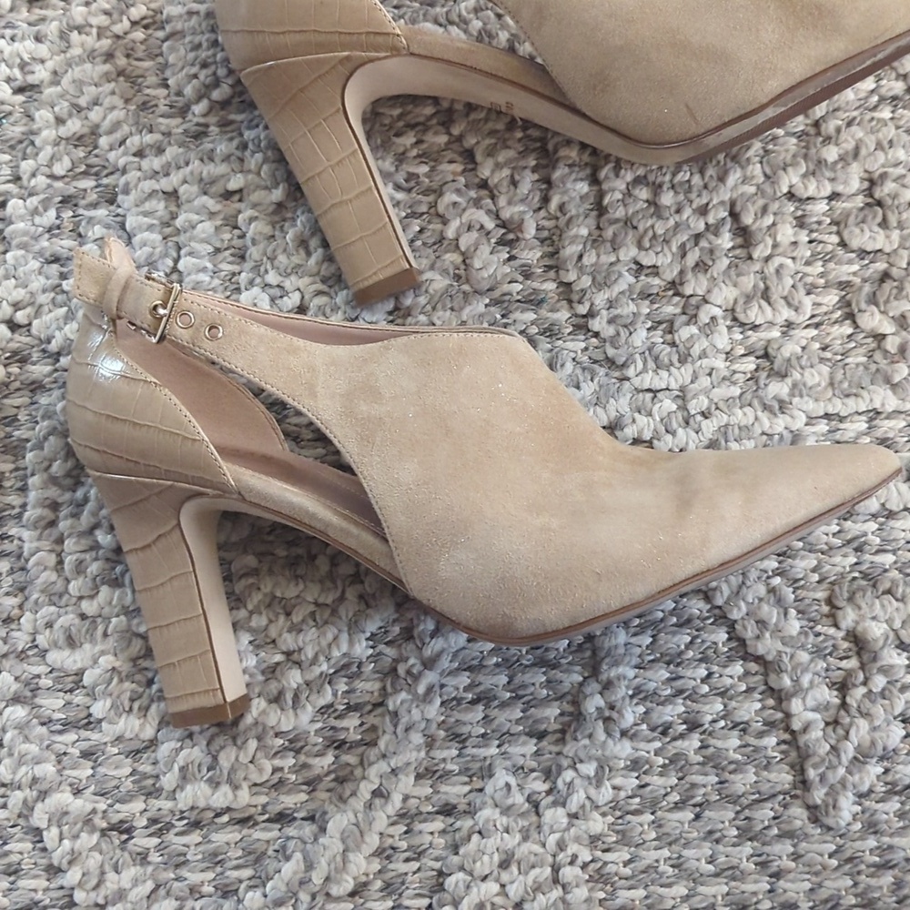 Cole Haan Grandseries Leather Tan Heels With Adjustable Ankle. 2.5" Heel. - Picture 3 of 7